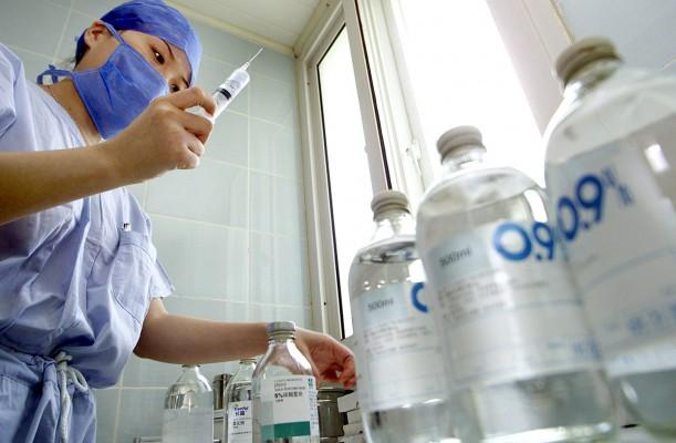 En sjuksköterska förbereder en injektion på ett sjukhus i Kina. (Foto: AFP/Liu Jin)