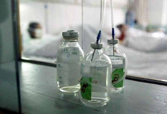 På sjukhusen är risken för spridning av resistenta bakterier stor. Bilden visar flaskor med antibiotika på ett sjukhus i Kina; ett land där antibiotikaresistensen ökar mycket snabbt. (Foto: AFP/Frederic J. Brown)