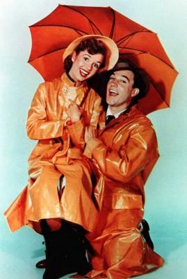 Debbie Reynolds och Gene Kelly, i filmen "Singin' in the Rain." (Foto: AFP arkiv)