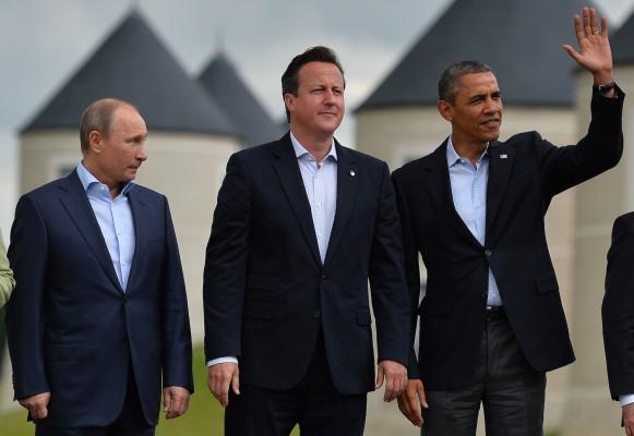 Rysslands president Vladimir Putin och USA:s president Barack Obama tillsammans med Storbritanniens premiärminister David Cameron (i mitten) vid G8-mötet  i Storbritannien den 18 juni 2013. (Foto: AFP/ Ben Stansall)