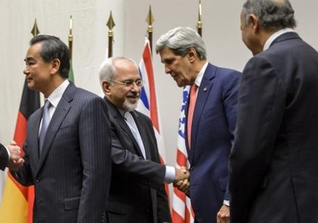 Iransk utrikesminister Mohammad Javad Zarif skakar hand med USA:s dito John Kerry. Utrikesministrarna Wang Yi, Kina och Laurent Fabius, Frankrike syns också på bilden som togs 24 november i Geneve. (Foto: Fabrice Coffrini / AFP)