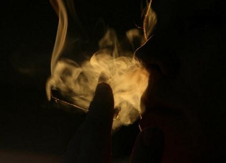 Rökare har en högre risk att drabbas av en rad tobaksrelaterade sjukdomar än de som inte röker. Kvinnor med låg utbildning röker mer än andra, visar Socialstyrelsens nya rapport. (Foto:Timm Schamberger / DDP/ AFP)