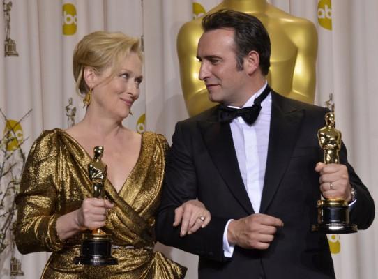 Oscarsvinnande Meryl Streep (bästa kvinnliga huvudroll) och Jean Dujardin (bästa manliga huvudroll) gläds över sina Oscarsvinster i pressrummet efter galan den 26 februari i Hollywood, Kalifornien. (Foto: AFP/Joe Klamar)
