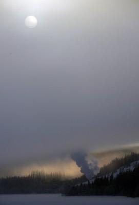 Här stiger rök upp från en fabrik i Åre-trakten. Med vindarnas hjälp blir trakten också negativt miljöpåverkad av andra. (Foto: AFP / Olivier Morin)