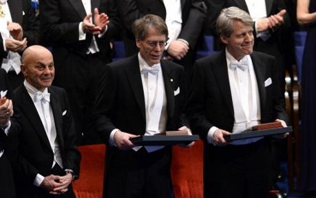Eugene Fama, Lars Peter Hansen and Robert Shiller har precis mottagit medaljer och diplom vid Nobelpris-ceremonien i Stockholms konserthus, 10 december, 2013. (Foto: Jonathan Nackstrand / AFP)