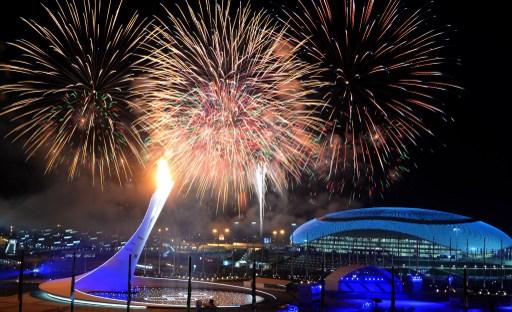 Fyrverkerier lyser upp natthimlen över Fisht olympiska arena i Sotji, Ryssland under invigningen av vinter-OS den 7 februari. (Foto: Peter Parks/AFP) 
