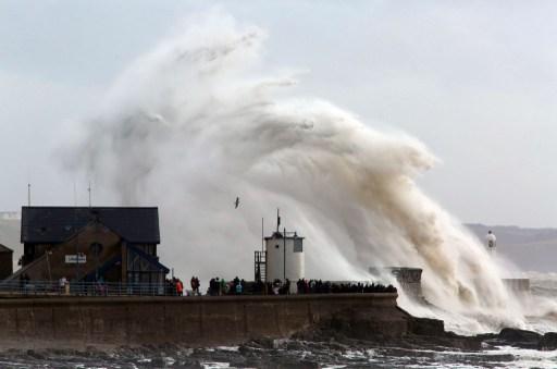 Höga vågor slår mot hamnen i Porthcawl, södra Wales den 8 februari. Starka vindar och kraftigt regn fortsätter att drabba sydvästra England och södra Wales med vindar med vindbyar som på sina ställen kommer upp i nästan 130 km i timman. (Foto: Geoff Caddick / AFP)
