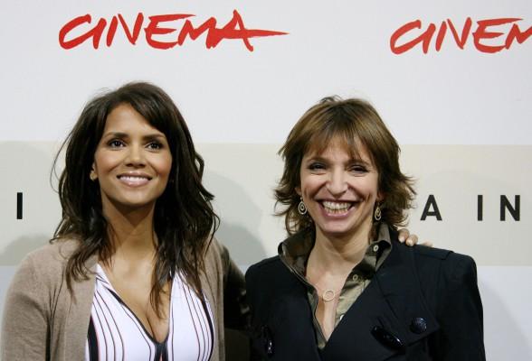 Skådespelerskan Halle Berry (till vänster) och den danska regissören Susanne Bier under filmfestivalen i Rom, oktober 2007 under premiärvisningen av filmen: "Things We Lost in the Fire". (Foto: AFP/ Alberto Pizzoli)