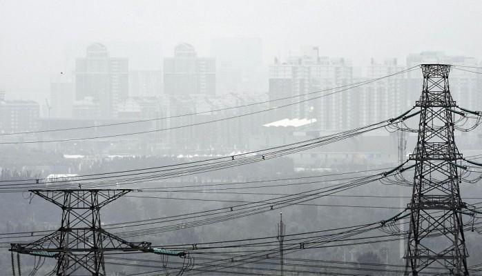 Forskning visar att den globala uppvärmningen kommer att öka i takt med att luften blir renare, något som beslutsfattare ofta glömmer när de tar fram klimatmål, menar Almud Arneth. Bilden visar smog över staden Peking i Kina. (foto från AFP)