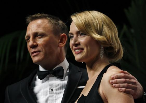 Kate Winslet är en av storfavoriterna i årets Oskarsgala. Här med sin medspelare, Daniel Craig från filmen "The Reader" . (Foto: AFP/Adrian Dennis)