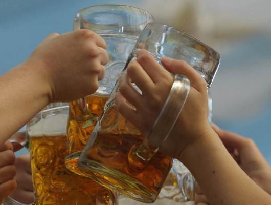 Det har blivit all populärare bland svenska resenärer att köpa med sig öl från Tyskland, visar en ny rapport.(Foto: Christof Stache/ AFP)
