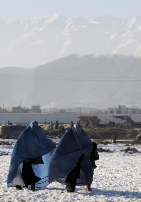 Den svåra vintern har drabbat de afghanistanska familjerna hårt. (Foto: AFP)