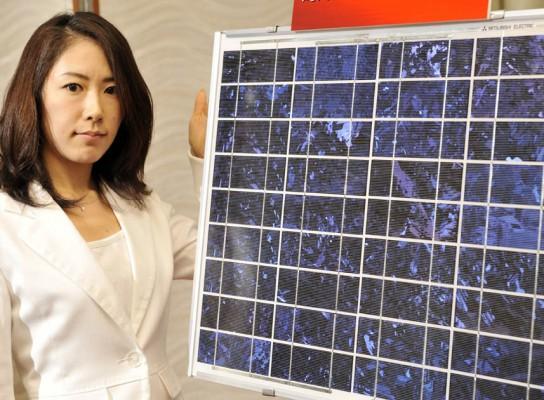 Enligt Mitsubishi Electric är detta världens mest effektiva solcell, som presenterades för ett par veckor sedan i Japan. Eftersom intresset för förnybara energikällor är stort, kommer företaget att utöka tillverkningen av solcellen.  (Foto: Yoshikazu Tsuno, AFP)