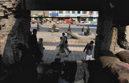 Det finns inga svenska planer på att lämna Afghanistan än. Bilden är från Kabul där vintern snart kommer.(Foto: Shah Marai / AFP)