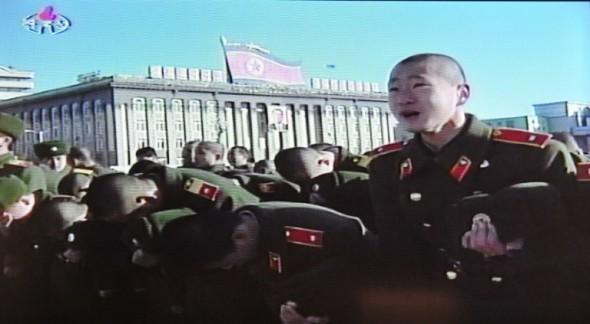 Denna skärmbild från den 23 december 2011 visar nordkoreanska tv-bilder av militära kadetter som gråter på Kim-Il Sung-torget i Pyongyang för att Nordkoreas ledare Kim Jong-Il avlidit. (Foto: AFP Photo / Ho / nordkoreansk TV)