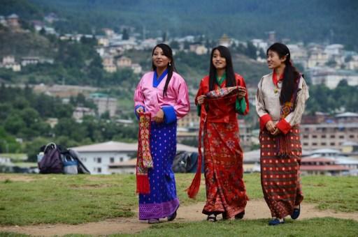 Flickorna kommer från en skola i Thimphu, Bhutan, de bär traditionella kläder, den 2 juni 2013. Bhutan är en avlägsen nation i Himalaya, med vackra omgivningar och buddhistisk kultur där den nationella lyckan prioriteras över ekonomisk tillväxt. (Foto: Roberto Schmidt / AFP) 