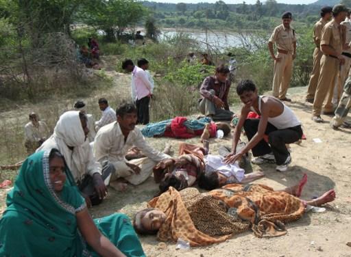 Anhöriga sörjer några som omkom under en panikartad flykt utanför Ratangarhtemplet i Datiadistriktet, Madhya Pradesh, Indien den 13 oktober. Mer än 90 personer omkom och många av offren dog när de hoppade i vattnet nedanför. (Foto: STR/AFP)
