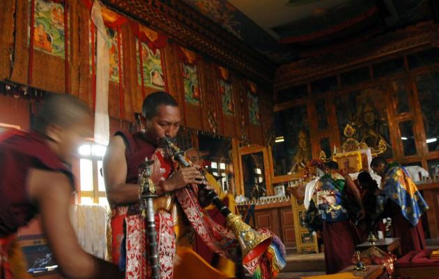 Tibetanska munkar i Kathmandu i Tibet förbereder med traditionella instrument inför en protestmarsch på femtioårsdagen av det nedslagna upproret 1959. (AFP PHOTO/Prakash MATHEMA)