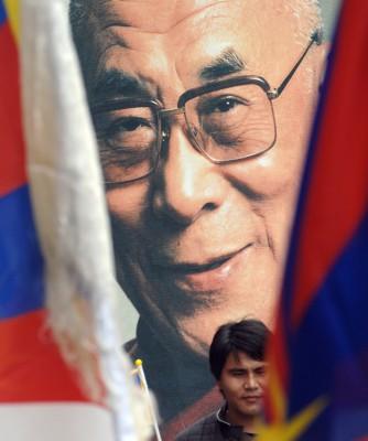 En demonstrant vid ett porträtt på Dalai Lama under en marsch i Taipei, Taiwan, den 14 mars, 50 år efter det tibetanska upproret mot den kinesiska ockupationen. (AFP PHOTO/PATRICK LIN)