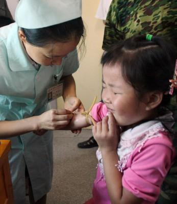 En kinesisk flicka tar blodprov på en klinik i Wugang i centrala Kinas Hunan-provins den 22 augusti 2009 för att kontrollera om hon har blyförgiftning. (Foto: AFP)