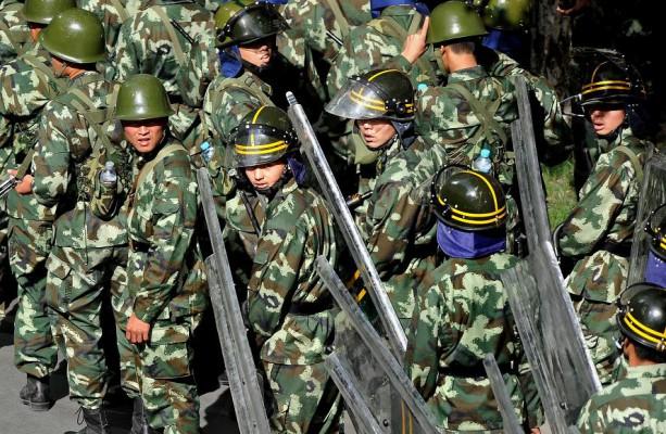 Kinesiska trupper marscherar längs en gata i Urumqi den 5 september 2009. (foto: Philippe Lopez/ AFP)