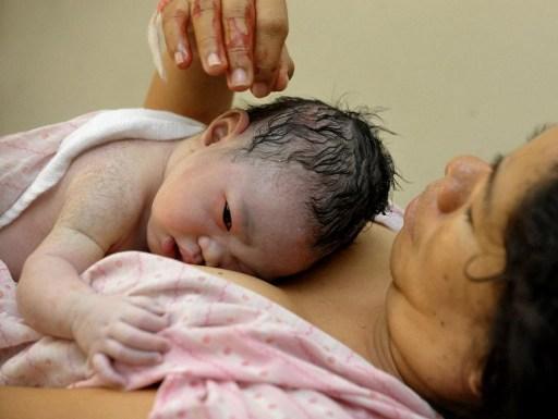 Vanligaste orsakerna till planerat kejsarsnitt är att mammans bäcken är för trångt, barnen ligger med stjärten först eller havandeskapsförgiftning. (Foto: Jay Directo/AFP)