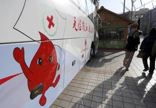 Röda Korset har bedrivit kampanjer för att få fler kineser att ge blod till icke-släktingar. Intresset har dock varit litet, bara 84 av 10 000 kineser lämnade blod i slutet av 2010,mot 454 i utvecklade länder. Efter de senaste skandalerna är viljan ännu sämre. (Foto: AFP)