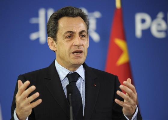 Frankrikes president Nicolas Sarkozy talar till det franska samhället i den nya franska ambassaden i Peking, den 30 mars. Sarkozy kommer under sin asiatiska mini-turné att besöka Japan på torsdag för att erbjuda sitt stöd. (Foto: Eric Feferberg / AFP / Getty Images)