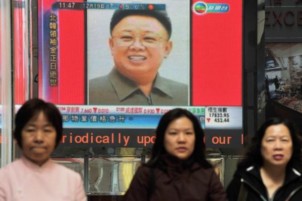 19 december 2011: Tre kvinnor i Hongkong, Kina, passerar en tv-skärm som visar nyheten om att Nordkoreas ledare Kim Jong-Ils dog lördagen den 17 december. (Foto: Aaron Tam/ AFP)