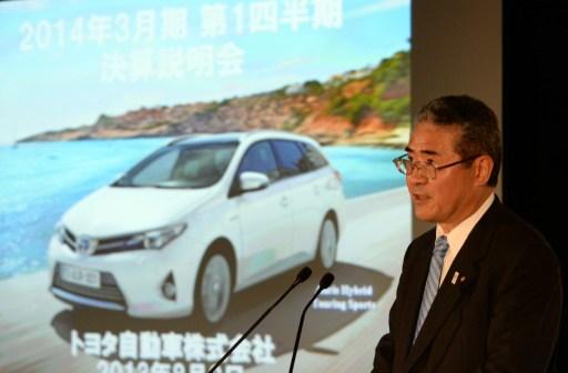 Takuo Sasaki, Toyota Motors, på en presskonferens i Tokyo den 2 augusti, tillkännager resultatet för företagets första kvartal. Vinsten nästan fördubblades. Under året ska de tillverka över 10 miljon bilar i sina fabriker jorden runt. (Foto: Toshifumi Kitamura / AFP)