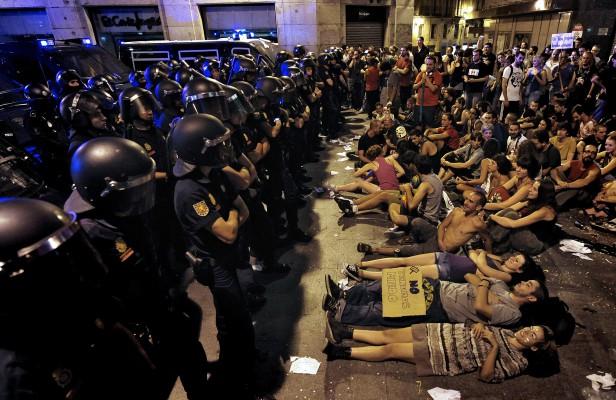 Protesterande unga spanjorer blockerar vägen, augusti, 2011. (Foto: AFP/Dani Pozo).