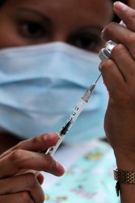 En sjuksköterska i Panama förbereder en vaccinering under en massiv vacineringskampanj mot svininfluensa i Panama City den 9 maj 2009. (AFP PHOTO/Elmer Martinez)