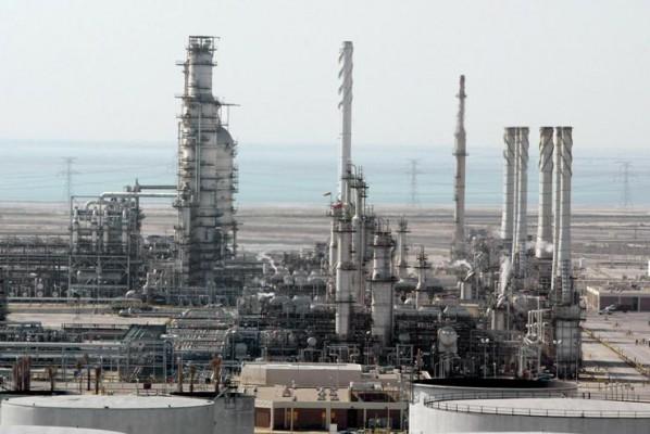 Oljeproducenter i Libyen har stoppat produktionen på runt 100 000 fat råolja per dag, cirka 6 procent av landets totala oljeproduktion, skriver Svenska Dagbladet. Saudiarabien är ett av de länder som förbereder sig på att öka sin produktion för att kompensera produktionsbortfallet i andra länder. På bilden Ras Tannuras oljeproduktion nära Dammam i östra Saudiarabien. Bilden har inget direkt samband med artikeln. (Foto: Bilal Qabalan/ AFP)