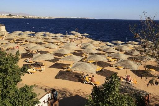 Turister njuter av solen vid turistorten Sharm el-Sheikh vid Röda havet den 3 januari 2012.  Då var man oroad över vad som skulle kunna hända med turistnäringen som är av vital betydelse för Egypten. Oron var befogad. (Foto: Mohammed Abed / AFP) 