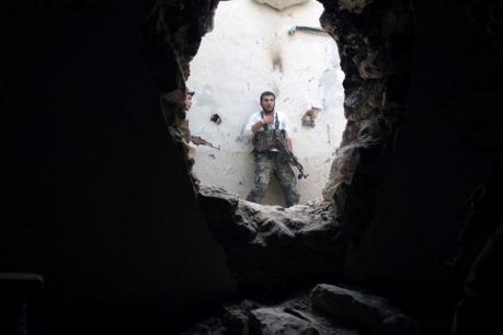 Rebeller håller en ställning i en skadad byggnad under sammandrabbningar med syriska regeringsstyrkor. Bilden från 11 november i år. (Foto: Ahmad Aboud / AFP)