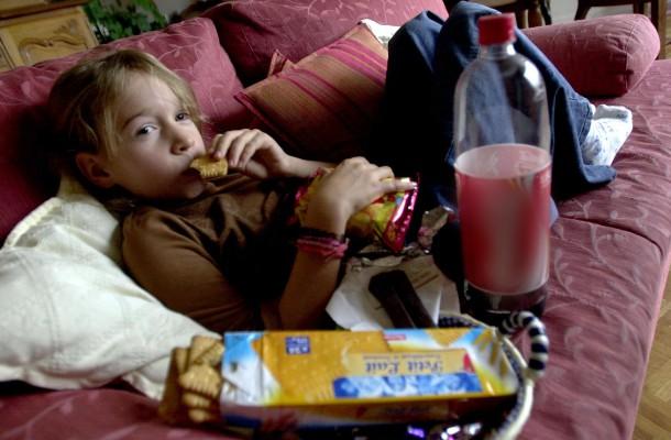 En amerikansk studie visar att det finns samband mellan intensivt sötsaksbegär hos barn och alkoholism i släkten. Starkt godisug kan också vara ett tecken på depression hos barnen. Flickan på bilden har ingen anknytning till studien. (Foto: AFP / Mychele Daniau)
