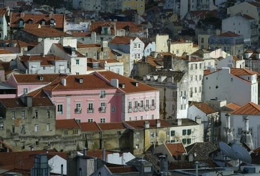 Kan Portugal komma att bli svenska pensionärers nya skatteparadis? Vy över Barrio Da Mouraria i centrala Lissabon. (Foto: Lluis Gene/ AFP)