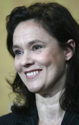 Svenska skådespelerskan Pernilla August, nu aktuell från filmen Svinalängorna. Här på en bild från 2004. (Foto: AFP/Jochen Luebeke) 