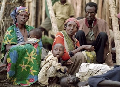 En grupp med flyende tutsier i Rwanda 1994. (Foto: Alexander Joe/ AFP)