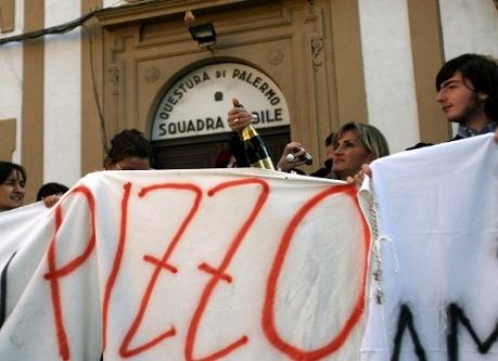 Sonia Alfano är dotter till ett maffiaoffer, nu EU-parlamentariker. Här syns hon på en demonstration mot maffian framför polisens högkvarter i Palermo 2007. (Foto: Marcello Parternostro / AFP)