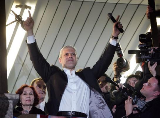 Boris Tadic firar sin seger över nationalisten Tomislav Nikolic  i Belgrad den 3 februari. (Foto: Andrej Isakovi/AFP)