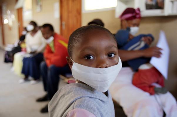 Patienter med tuberkulos väntar på att få träffa läkare på tuberkuloscentret i staden Khayelitsha, på den sydvästra kusten av Sydafrika. (Foto: Alexander Joe/AFP)