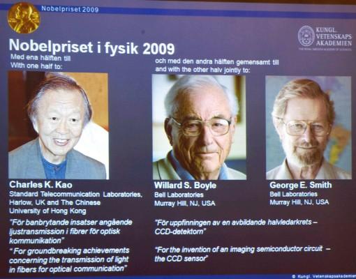 Nobelpriset i fysik gick till Charles K Kao, Willard S Boyle och George E Smith.(AFP PHOTO / BERTIL ERICSON / SCANPIX-SWEDEN)
