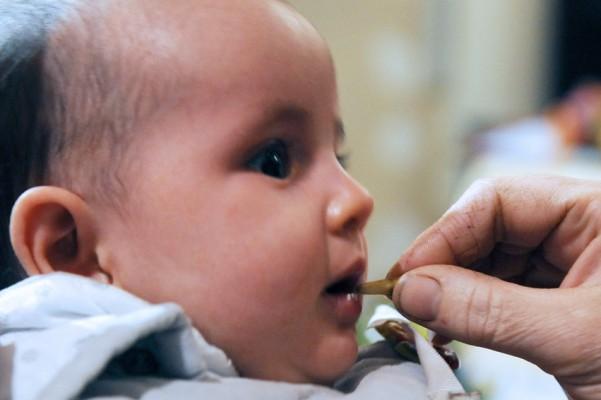 Barn med svåra hjärtsjukdomar riskerar att få sämre tandhälsa enligt en ny avhandling. Babyn på bilden har inget samband med artikeln.(Foto: AFP/Pascal Pavani)