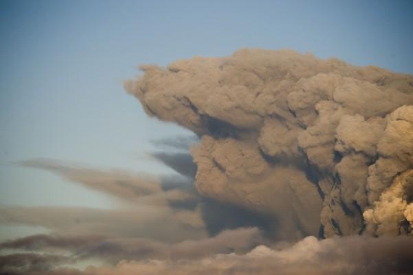 Moln av giftig vulkanaska sprider sig över Europa. Enligt experter utgör det ingen direkt hälsofara så länge det inte når marken. (Foto: AFP/Halldor Kolbeins)