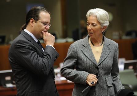 Sveriges finansminister Anders Borg tillsammans med sin franska kollega Christine Lagarde innan EU-mötet om ländernas ekonomi, där man slöt upp kring euron, i Brussel den 18 januari.