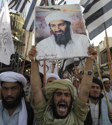 Anhängare av pro-talibanska partiet Jamiat Ulema-i-Islam-Nazaryati skriker anti-amerikanska slagord i Quetta den 2 Maj 2011.  Pakistan sade att mordet på Usama bin Ladin i en amerikansk attack var ett "stort bakslag" för terrororganisationer och en "stor seger" i landets kamp mot terrorister. (Foto: AFP/Banaras Khan)