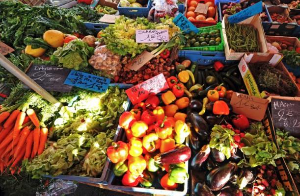 Frukt och grönsaker är de livsmedel som slängs allra mest. Köp hem små mängder men ofta. Varsam hantering och förvaring svalt förlänger hållbarheten. (Foto: AFP, Philippe Huguen)