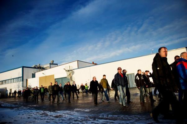 Saab-anställda lämnar fabriken i Trollhättan den 19 december. Konkursen gör slut på två års kamp för att rädda bilmärket som varit ledare inom svensk bilindustri i sex decennier. (Foto: Björn Larsson Rosvall/Scanpix)