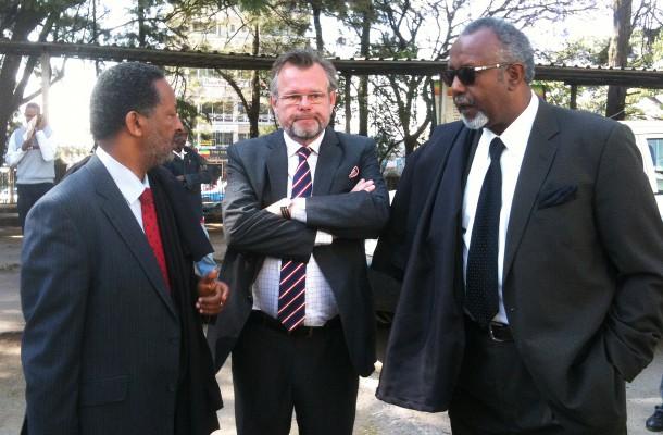 Sveriges ambassadör till Etiopien, Jens Odlander (mitten) står bredvid Johan Perssons och Martin Schibbyes advokater, Seleshi Ketsela (vänster) och Abebe Balcha (höger), utanför domstolen i huvudstaden Addis Abeba den 27 december, 2011. (Foto: Jenny Vaughan/ AFP) 